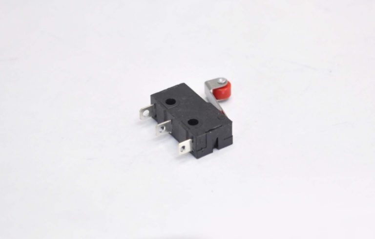 Микропереключатель SM5-05N-115-G45 250V 3A с роликом